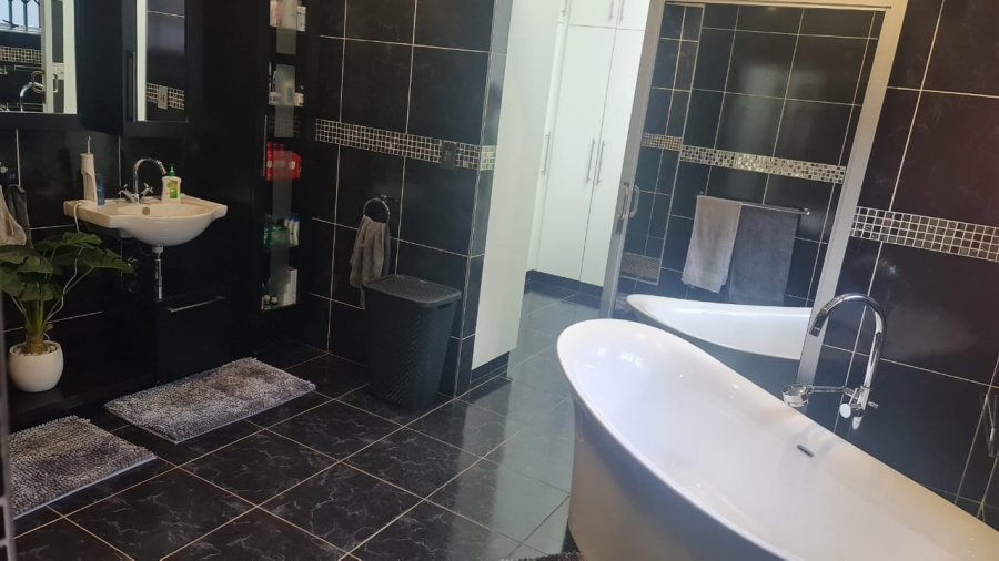 5 Bedroom Property for Sale in Protea Park North West